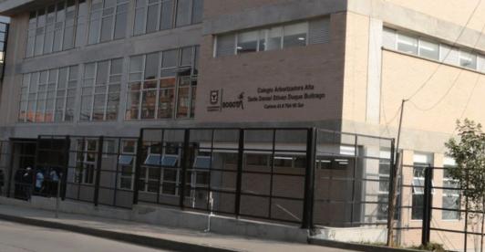 Disturbios en protesta de comunidad por presunto abuso a una niña en el colegio. / Foto: Secretaría de Educación.