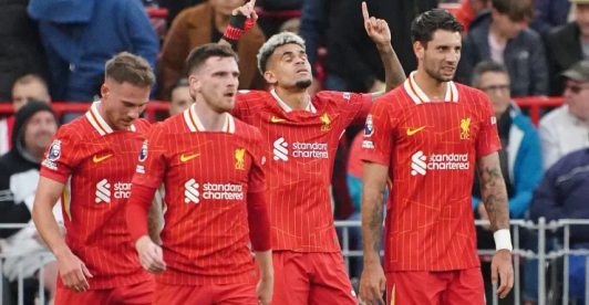 Luis Díaz, junto a su equipo Liverpool en partido por UEFA Champions League.