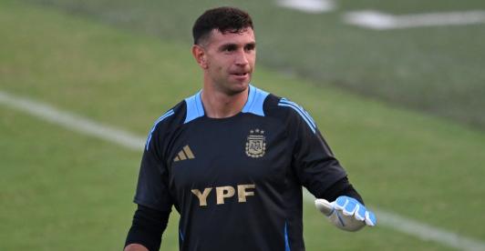 Agremiación de periodistas piden ejemplar sanción contra Emiliano 'Dibu' Martínez. / Foto: AFP.