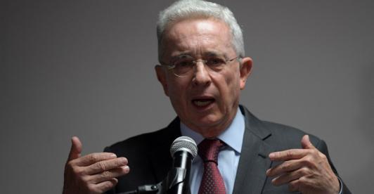 Álvaro Uribe defiende al empresariado rechazando aumento del recargo nocturno de la reforma laboral