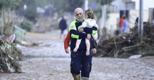 Misión de rescate en Valencia, España, tras catástrofe por lluvias.