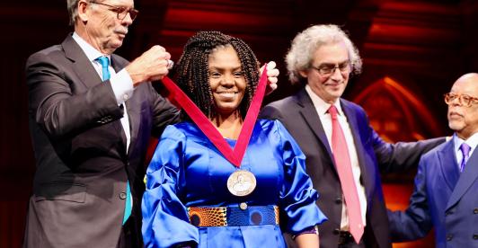 Vicepresidenta Francia Márquez recibe la medalla ‘W.E.B. Du Bois’ en Harvard: un reconocimiento a la lucha afro en Colombia