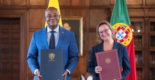 Canciller de Colombia, Luis Guillermo Murillo, junto a embajadora de Portugal en Colombia, Catarina De Mendoza y Arruda Oliveira Rodrigues, durante firma del acuerdo.