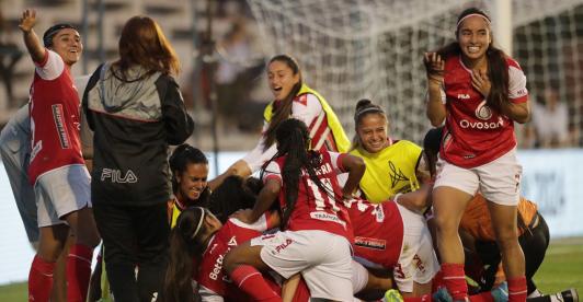 Escuadra de Santa Fe Femenino celebrando su paso a la final de la Copa Libertadores. 