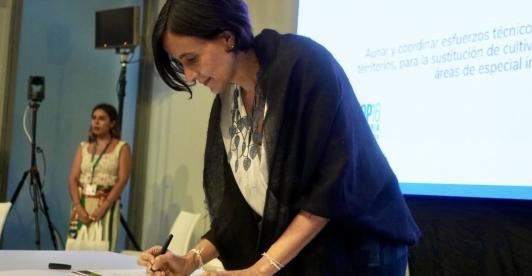 Ministra de Medio Ambiente, Susana Muhamad, firmando el convenio de transformación.