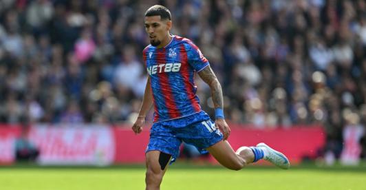 Daniel Muñoz lesionado en el Crystal Palace. / Foto: AFP.