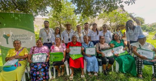 Entrega de tierras a mujeres en el día internacional de la mujer rural. / Foto: ANT.
