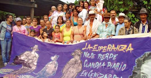 Población de la vereda La Esperanza pidiendo justicia por lo sucedido en 1996.
