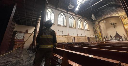 Incendio en capilla de la Universidad Católica. / Foto: X Bomberos Oficial Bogotá.
