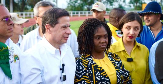 Vicepresidenta Francia Márquez, junto a ministro del Interior, Juan Fernando Cristo y otros presentes en el cierre del pacto.
