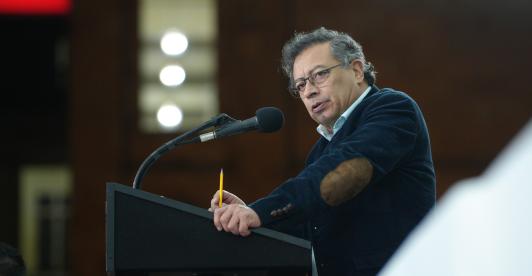 Gustavo Petro festejando el sector cafetero y criticando la venta de Isagen