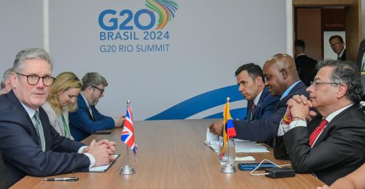Gustavo Petro en reunión con líderes mundiales