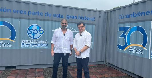 Gerentes de RTVC Sistema de Medios Públicos y Asociación Portuaria de Buenaventura, en puerto de Buenaventira
