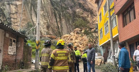 Derrumbe de tierra en Bogotá. / Foto: Bomberos Bogotá.