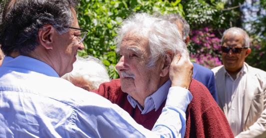 Gustavo Petro condecora a Pepe Mujica con la Cruz de Boyacá 