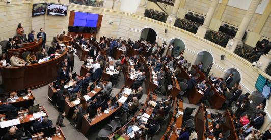 Senado aprueba comisión para investigar deuda pública