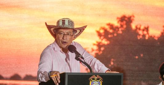 La bandera del M-19: historia y su simbolismo como emblema de paz