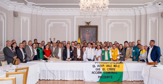 Petro acuerda con líderes comunales en derechos humanos y recursos
