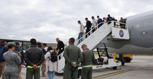 Tercer avión con colombianos deportados desde EE. UU. llega a Bogotá