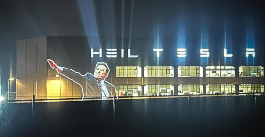 Protesta en Tesla Berlín: Activistas proyectan “Heil Tesla”