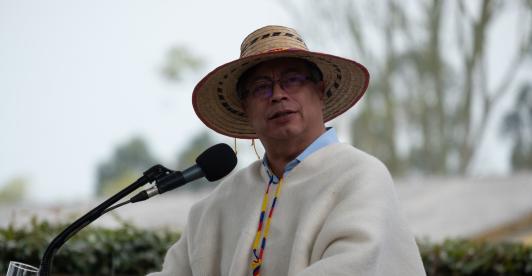 “La sangre indígena está en todas nuestras sangres colombianas, es nuestra raíz ancestral”: Presidente Petro El presidente Gustavo Petro se pronunció en defensa de las comunidades indígenas que han sido objeto de actos de discriminación en Bogotá, en el marco de la Minga Nacional.  “La sangre indígena está en todas nuestras sangres colombianas, es nuestra raíz ancestral. Estúpido el que se crea ario, sin serlo, simplemente cae como un árbol sin raíz y nunca más vuelve a levantarse”, escribió el presidente P