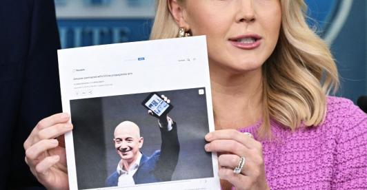 Según fuentes citadas por medios como The Daily Beast, Trump habría llamado personalmente a Bezos para expresar su desacuerdo. / AFP.