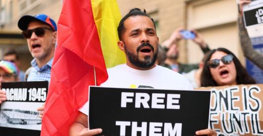 Los expertos afirman que los migrantes fueron expulsados sin garantías judiciales y recluidas en condiciones extremas. / AFP.