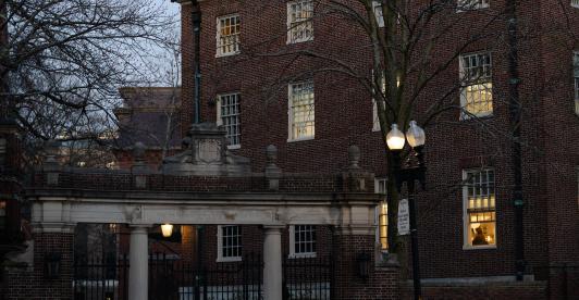Universidad de Harvard demanda al gobierno de Trump por recortes “ilegales” en financiación