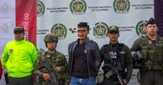 Este individuo tenía la orden de recolectar mensualmente hasta 300 millones de pesos mediante extorsiones dirigidas a ganaderos, empresarios y agricultores. / Foto: Ejército Nacional de Colombia.