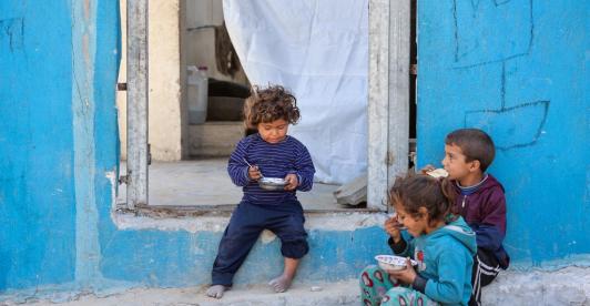 Desde que finalizó el alto al fuego en marzo, más de 3.000 camiones cargados con alimentos, medicinas y suministros esenciales permanecen varados fuera del enclave. / AFP.