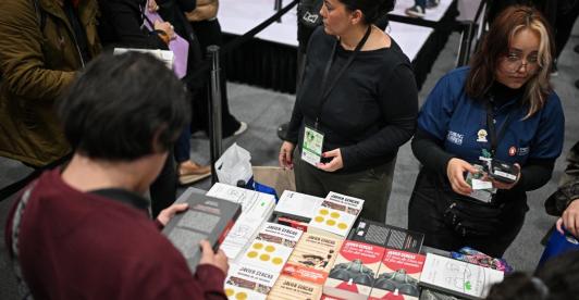 Entrega de libros en la Filbo. / Foto: AFP.