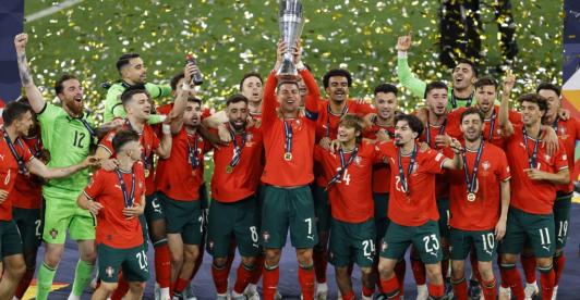 Selección de Portugal levantando la copa de la Liga de Naciones.