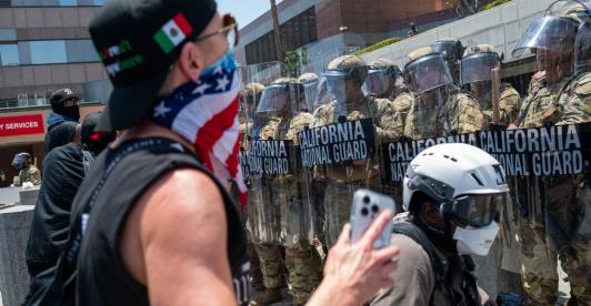 Manifestante en Los Ángeles
