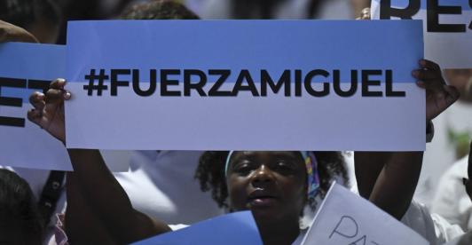 Persona con cartel en apoyo a Miguel Uribe.