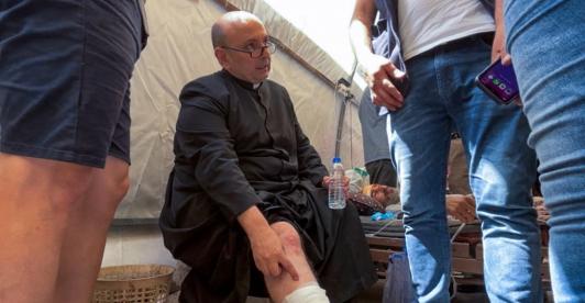 Párroco argentino resulta herido en bombardeo a la única iglesia católica de Gaza