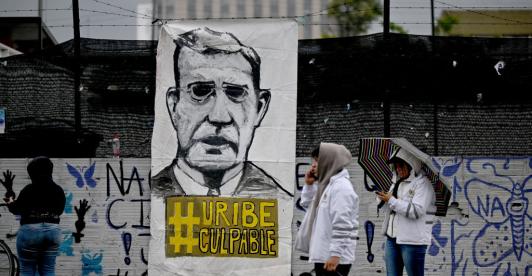 Muro con la imagen de Álvaro Uribe.