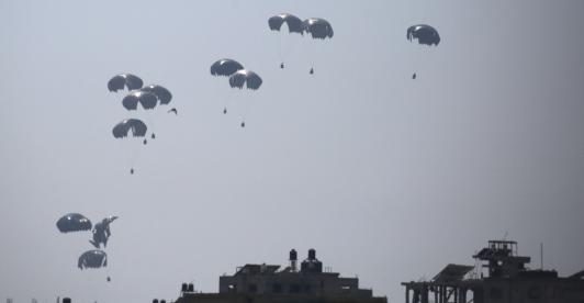 Lanzamiento de ayuda humanitaria a Palestina. / Foto: AFP.