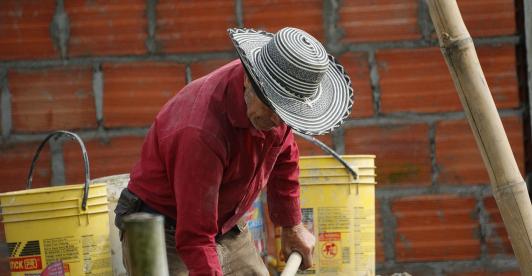 Economía colombiana muestra signos positivos pese a desafíos fiscales