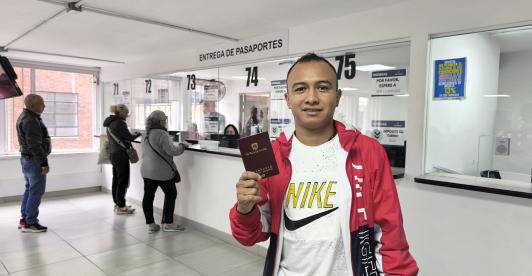 Persona con pasaporte en su mano.