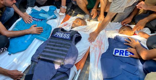 La gente llora los cuerpos de los periodistas palestinos Moaz Abu Taha (izq.), el fotoperiodista Hussam al-Masri, contratista de Reuters, (centro), y el fotoperiodista de Al-Jazeera Mohamed Salama, (der.), que murieron en un ataque israelí contra el hospital Nasser en Khan Yunis, en el sur de la Franja de Gaza.