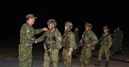 comandante de las Fuerzas Armadas de Colombia, almirante Francisco Cubides, estrecha la mano a soldados del ejército tras su liberación en San José del Guaviare.
