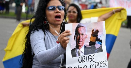 Manifestante en el complejo judicial de Paloquemao.