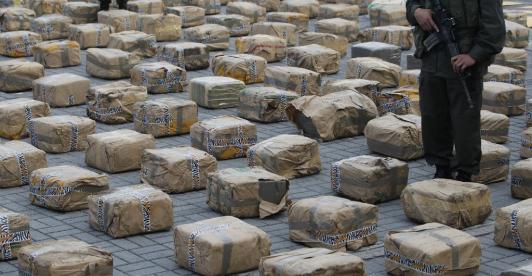 Policía custodia cargamento de marihuana decomisado.