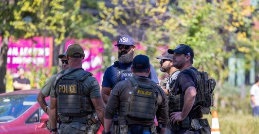 La policía metropolitana de Washington D. C., agentes del ICE y del HSI establecen un control de carretera y comprueban si los conductores han cometido infracciones en Georgia Avenue.