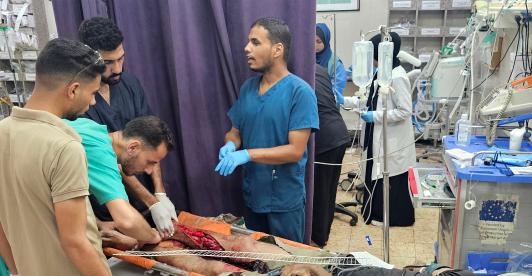Los médicos operan la pierna herida de un paciente que se encuentra en la sala de traumatología del Complejo Médico Nasser en Khan Yunis, en el sur de Gaza.