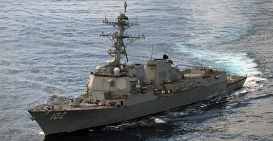 El destructor lanzamisiles USS Sampson navega cerca de la costa colombiana en el océano Pacífico.