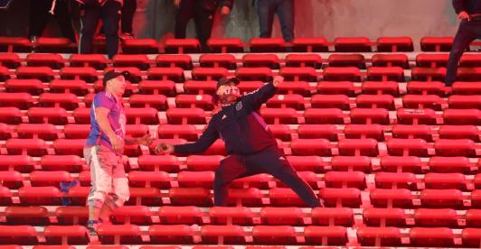 Disturbios en el estadio de Independiente. / Foto: AFP.