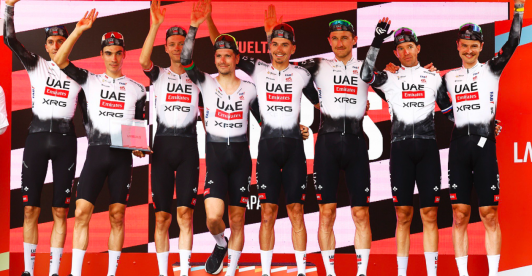 El UAE dio clases de ciclismo y se quedó con la crono por equipos en La Vuelta 2025