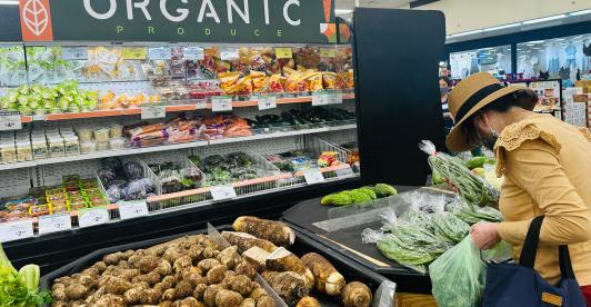 Una mujer compra productos frescos en un supermercado de Alhambra, California, en septiembre.