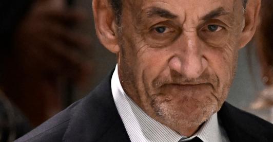 El expresidente francés Nicolas Sarkozy abandona el Tribunal de París tras conocerse el veredicto de su juicio por financiación ilegal de su campaña presidencial de 2007 con fondos procedentes de Libia.